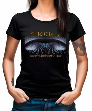 Czarna koszulka muzyczna TOOL z okładką albumu "Fear Inoculum" i złotym napisem, widoczny tatuaż na ramieniu.