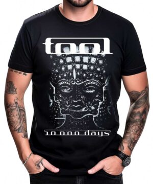 Czarna koszulka z nadrukiem zespołu TOOL, model "10000 days", grafika i napis 10,000 Days na przodzie.