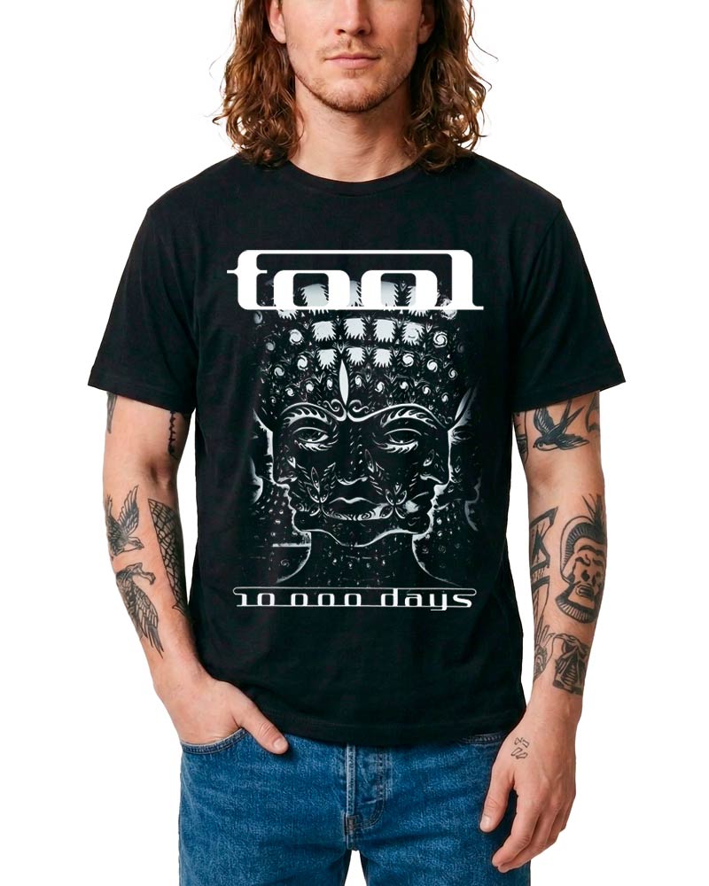 tool-tshirt-meski-koncertowy-czarny-10000-days Czarna koszulka TOOL "10000 days poster" z abstrakcyjną grafiką twarzy, prezentowana przez wytatuowanego mężczyznę.