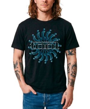Czarna koszulka męska TOOL "X-Spectre Spiral" z niebiesko-białym logo Tool, noszona przez wytatuowanego mężczyznę.