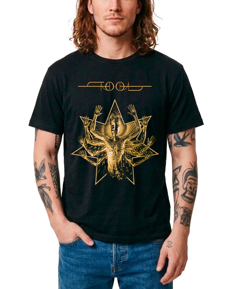 tool-tshirt-meski-koncertowy-czarny-destroyer TOOL "Destroyer" czarna koszulka z zespołu ze złotym geometrycznym wzorem i postacią wieloręką, mężczyzna pozuje.