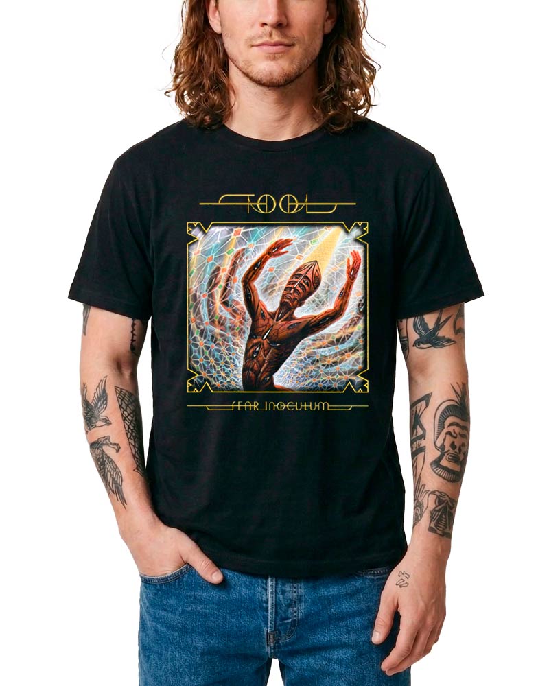 tool-tshirt-meski-koncertowy-czarny-fear-inoculum Czarna męska koszulka TOOL "Fear Inoculum" z wyrazistym napisem na przodzie oraz kolorowym, abstrakcyjnym motywem graficznym.