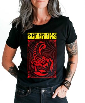 Czarna koszulka muzyczna Scorpions "Flag" z czerwonym skorpionem i żółtym napisem SCORPIONS na froncie.