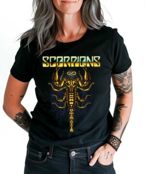 Czarna koszulka muzyczna Scorpions "Gold" z motywem skorpiona, prezentowana przez kobietę.