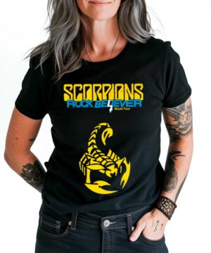 Czarna koszulka Scorpions "Rock Believer" World Tour z żółtym skorpionem i żółto-niebieskim napisem, prezentowana przez kobietę.