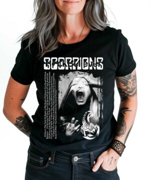 Czarna koszulka muzyczna Scorpions "Rock Believer" z białym nadrukiem, grafiką krzyczącej twarzy i tekstem na białym tle.