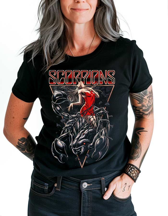 tshirt-damski-premium-czarny-scorpions-rock-you-like-a-hurricane Czarna koszulka muzyczna Scorpions "Rock you like a hurricane" z grafiką kobiety w czerwieni i dużymi skorpionami.