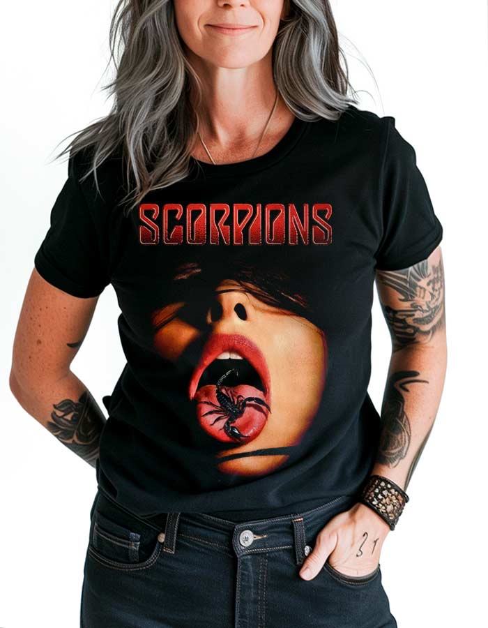 tshirt-damski-premium-czarny-scorpions-scorpion-tongue Czarna koszulka Scorpions z nadrukiem otwartych ust i skorpiona na języku, widoczna na osobie z długimi siwymi włosami.