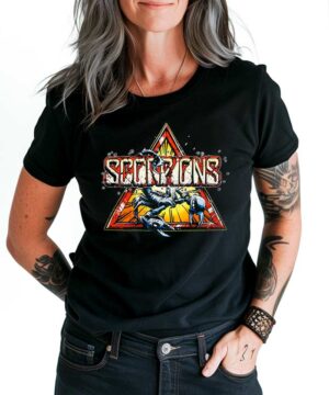 Czarna koszulka Scorpions "Triangle" z kolorowym nadrukiem i czerwonym trójkątem, widoczna na osobie z tatuażami.