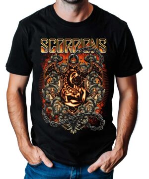 Czarna koszulka muzyczna Scorpions "Crest in chains" z ozdobną, ognistą grafiką na przodzie. Idealna dla fanów zespołu.