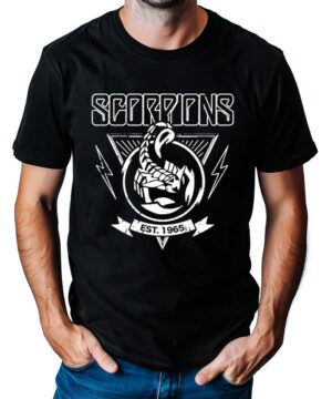 Czarna koszulka muzyczna Scorpions z białym skorpionem, napisem Scorpions, Est. 1965 i motywami błyskawic na przodzie.