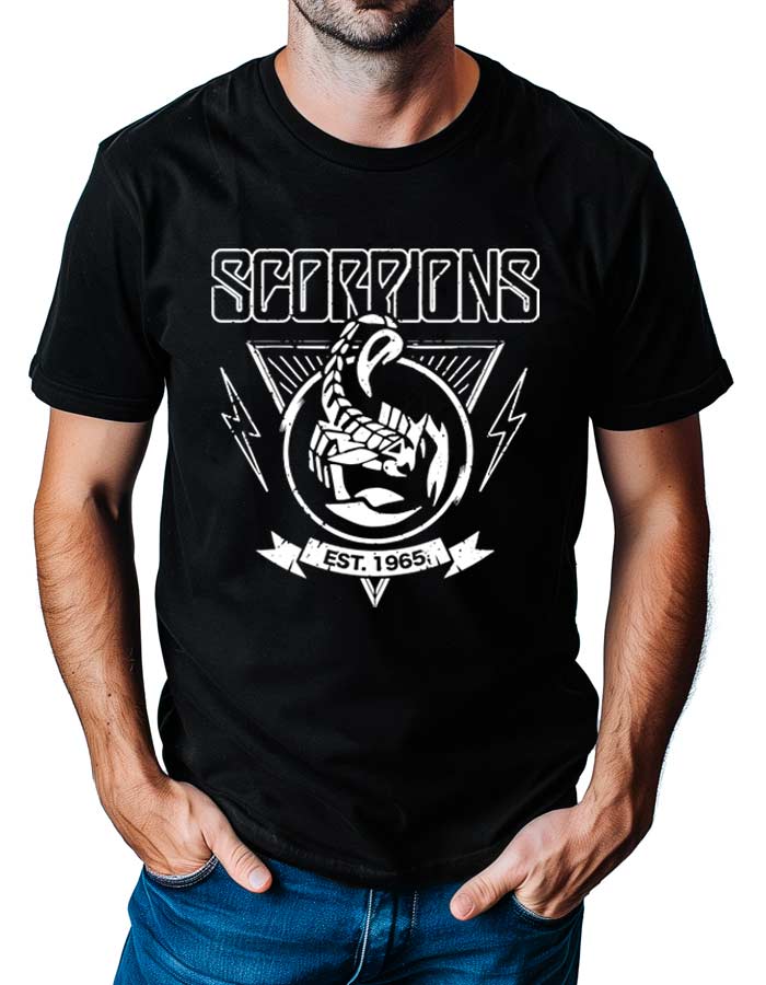 tshirt-meski-premium-czarny-scorpions-est1965 Czarna koszulka muzyczna Scorpions z białym skorpionem, napisem Scorpions, Est. 1965 i motywami błyskawic na przodzie.