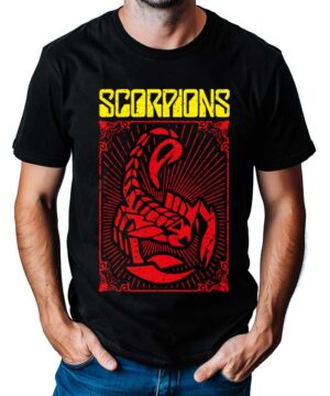 Czarna koszulka muzyczna Scorpions z czerwonym skorpionem i żółtym napisem "Scorpions" nad grafiką.