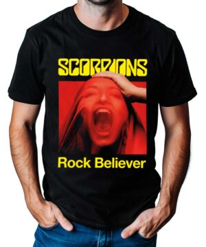 Czarna koszulka Scorpions z okładką albumu "Rock Believer", czerwono-czarna grafika twarzy i ręki oraz tytuł albumu.