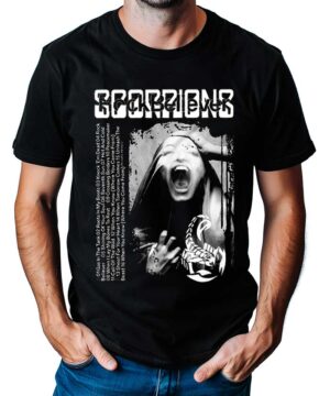 Czarna koszulka muzyczna Scorpions "Rock Believer" z logo zespołu, białym nadrukiem i grafiką krzyczącej twarzy z przodu.