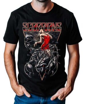 Czarna koszulka Scorpions z napisem "Rock you like a hurricane", grafiką kobiety w czerwieni, pazurami skorpiona i logo zespołu.