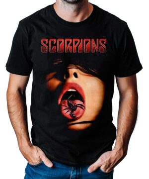 Czarna koszulka muzyczna Scorpions z nadrukiem ust kobiety i skorpiona na języku, model "Scorpion tongue".