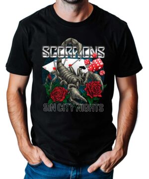 Czarna koszulka koncertowa Scorpions Sin City Nights z grafiką skorpiona, kart, kości, czerwonych róż i napisem na przodzie.