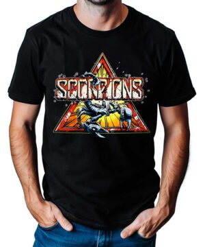 Czarna koszulka muzyczna Scorpions z grafiką skorpiona i logo na tle czerwono-żółtego trójkąta, noszona przez mężczyznę.
