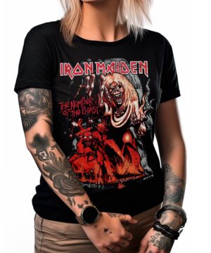 Czarna koszulka IRON MAIDEN "Number of the beast 666" na osobie o blond włosach i wytatuowanych ramionach, białe tło.