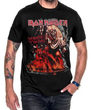 Czarna koszulka koncertowa IRON MAIDEN "Number of the beast 666" z czerwonym napisem i grafiką, prezentowana na osobie.