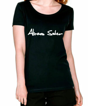 Kobieta nosząca koszulkę damską Alvaro Soler "Sign" - czarną koszulkę z napisem "Alvaro Soler" z przodu białą, odręczną czcionką.