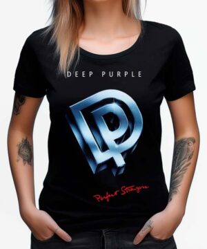 Osoba nosząca koszulkę damską DEEP PURPLE "Perfect Strangers" z dużym metalicznym logo zespołu z pogrubionym czerwonym tekstem.