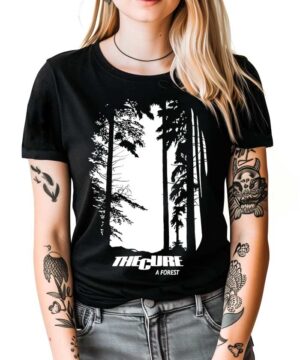 Czarna koszulka The Cure "A Forest" z białym nadrukiem lasu, damski model, widoczne tatuaże na przedramionach.