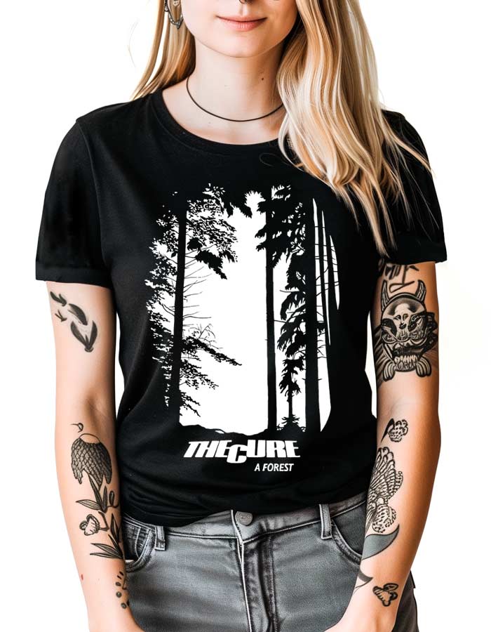 Czarna koszulka The Cure "A Forest" z białym nadrukiem lasu, damski model, widoczne tatuaże na przedramionach.