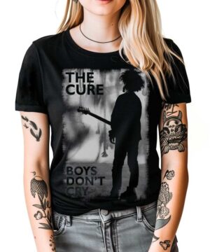 Czarna koszulka The Cure "Boys don't cry" z grafiką sylwetki gitarzysty, noszona przez blond osobę z tatuażami na ramionach.