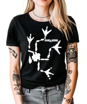 Czarna koszulka muzyczna The Cure "Carnage visors" z białym nadrukiem śladów dinozaura i kości, widoczne tatuaże na rękach.