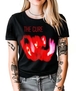 Czarna koszulka The Cure "Pornography 1982" z abstrakcyjnym czerwono-różowym wzorem, unisex, idealna dla fanów zespołu.