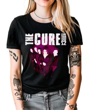 Czarna koszulka The Cure "Euro Tour 2022" z różowym zdjęciem zespołu; widoczne tatuaże na rękach modelki.