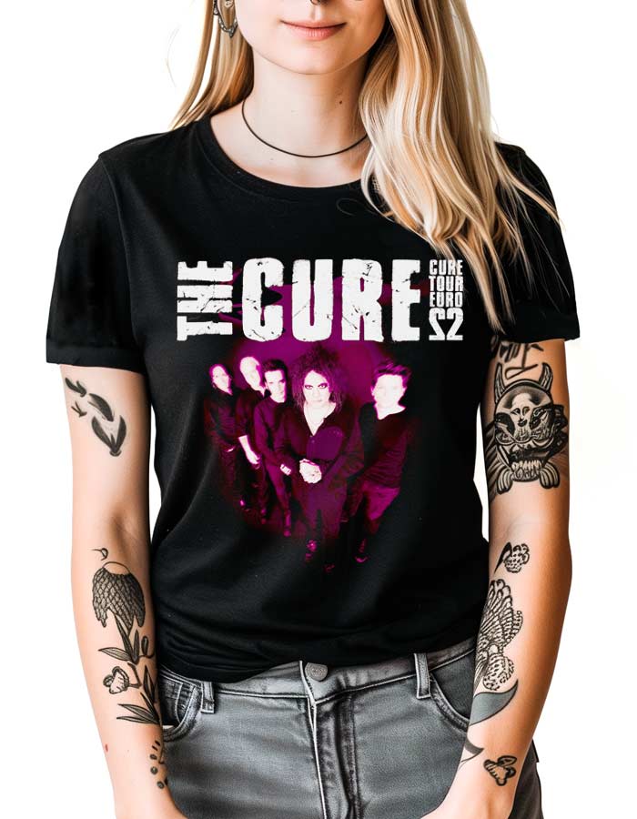 Czarna koszulka The Cure "Euro Tour 2022" z różowym zdjęciem zespołu; widoczne tatuaże na rękach modelki.