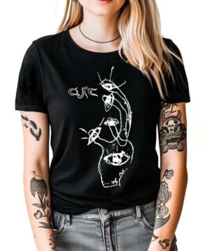 Czarna koszulka muzyczna The Cure "Wish I" z białym abstrakcyjnym nadrukiem i napisem Cure, widoczne tatuaże osoby.