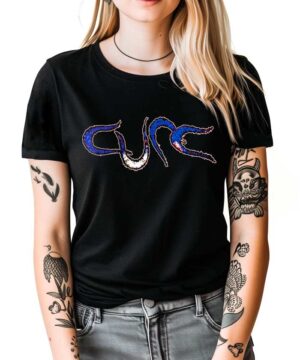 Czarna koszulka muzyczna The Cure "Wish sign color" z niebiesko-białym abstrakcyjnym wzorem, damska, widoczne tatuaże.