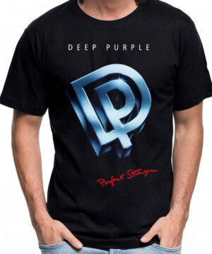 Osoba nosząca czarną koszulkę męską DEEP PURPLE "Perfect Strangers" z metalicznym logo DP i czerwonym tekstem.