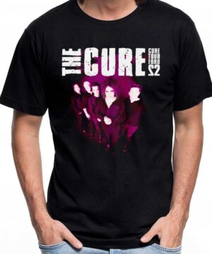 Czarna koszulka muzyczna The Cure Euro Tour 2022 z różowym nadrukiem zespołu, nazwą grupy i napisem "Cure Tour Euro S2".