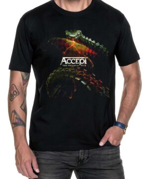 Osoba nosząca czarną koszulkę męską ACCEPT "Too Mean to Die" z grafiką węża i nazwą zespołu z przodu.