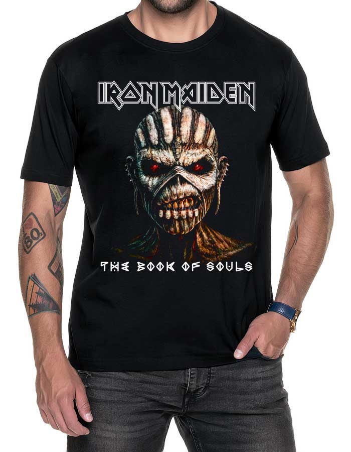 iron-maiden-tshirt-meski-the-book-of-souls Czarna koszulka IRON MAIDEN "The Book of Souls" z nadrukiem groźnej, czaszkowatej twarzy na przodzie.