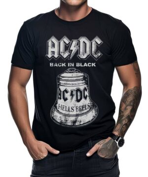 Mężczyzna w koszulce męskiej ACDC "Hells Bells" z grafiką, tatuażami na ramieniu i rękami w kieszeniach.