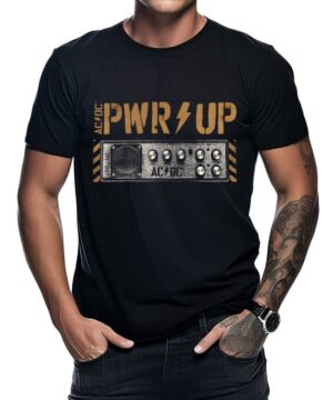 Osoba ubrana w koszulkę ACDC "PWR UP Knobs" z grafiką - czarny t-shirt z napisem AC/DC PWR UP i ilustracją wzmacniacza.
