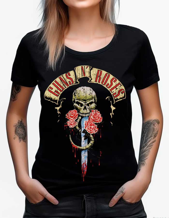 Czarna damska koszulka Guns N' Roses "Dripping Dagger" z czaszką, czerwonymi różami i mieczem, widoczne wyraziste tatuaże.