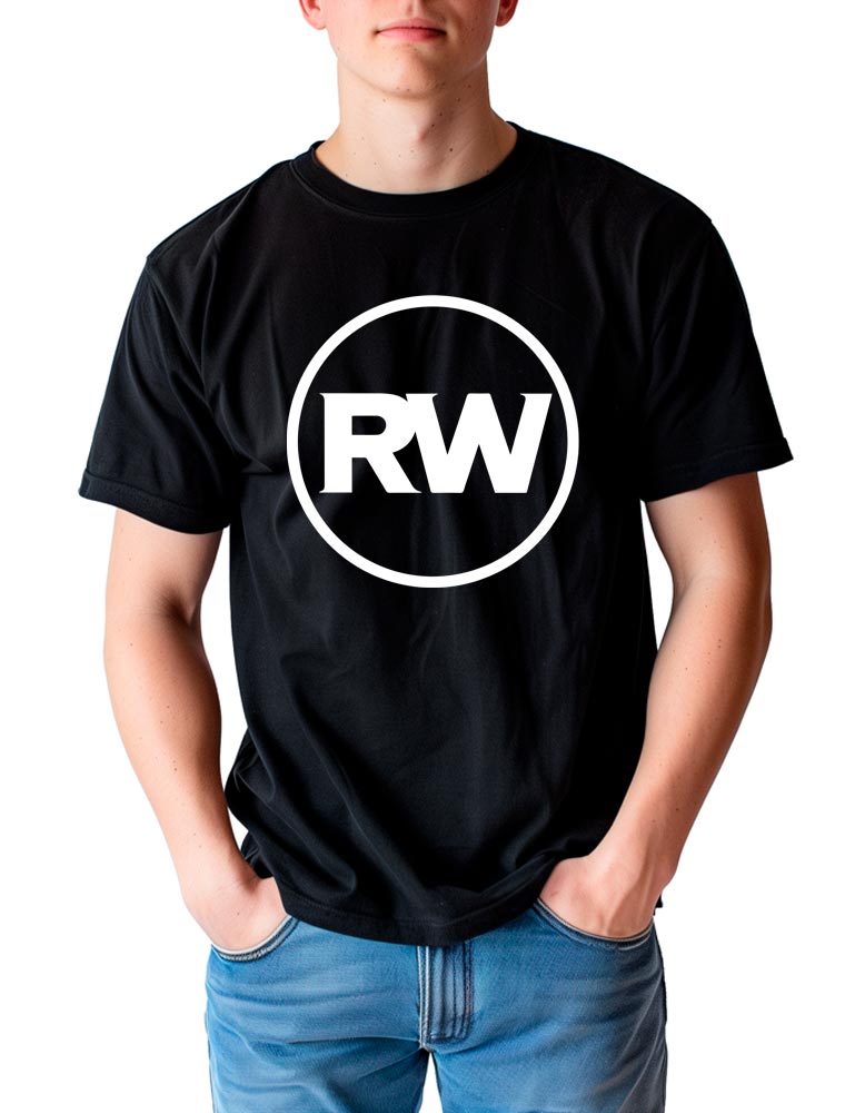 Czarna męska koszulka ROBBIE WILLIAMS „Circle Sign” z białym logo RW w okręgu, prezentowana przez osobę stojącą z rękami w kieszeniach dżinsów na białym tle.