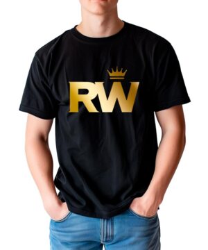 Czarna męska koszulka ROBBIE WILLIAMS „Gold” z nadrukiem przedstawiającym złote litery RW oraz koronę, prezentowana na osobie stojącej z rękami w kieszeniach i ubranej w niebieskie dżinsy.