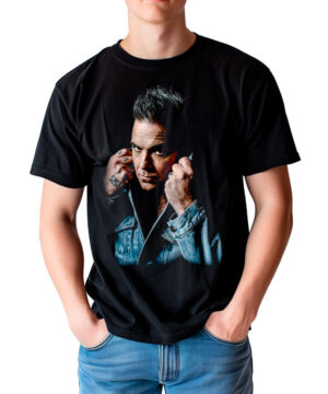 Czarna męska koszulka ROBBIE WILLIAMS „Photo” z nadrukiem przedstawiającym mężczyznę w dżinsowej kurtce trzymającego kogoś za kołnierz, sfotografowanego na białym tle.