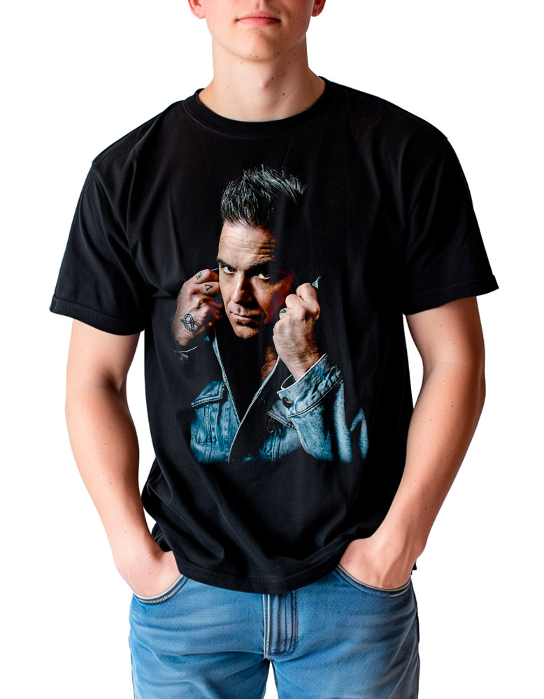 Czarna męska koszulka ROBBIE WILLIAMS „Photo” z nadrukiem przedstawiającym mężczyznę w dżinsowej kurtce trzymającego kogoś za kołnierz, sfotografowanego na białym tle.