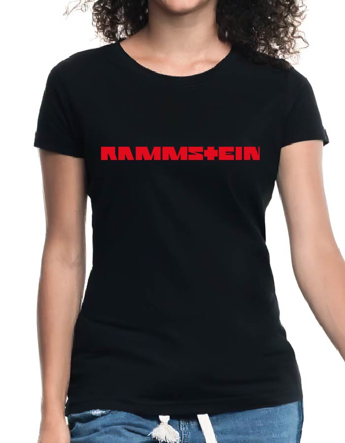 Czarna koszulka RAMMSTEIN z czerwonym napisem i logo "Red sign" na przodzie, kobieta prezentuje produkt.