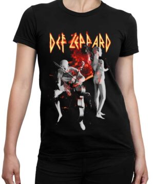 Osoba ubrana w czarną koszulkę damską DEF LEPPARD "Mannequin" z dwiema białymi postaciami manekinów i ognistym czerwonym tłem z przodu.