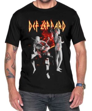 Osoba ma na sobie koszulkę męską DEF LEPPARD "Mannequin" - czarną koszulkę z dwiema białymi postaciami manekinów i czerwonymi płomieniami w tle.